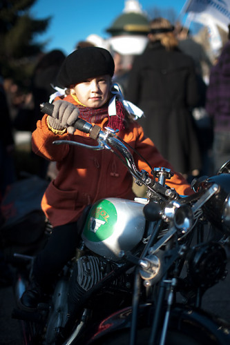 Dziewczynka na motocyklu