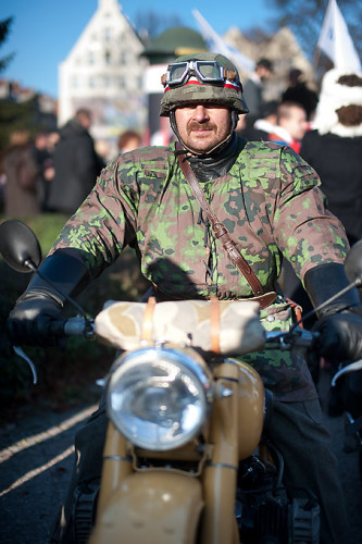 Żołnierz na motocyklu
